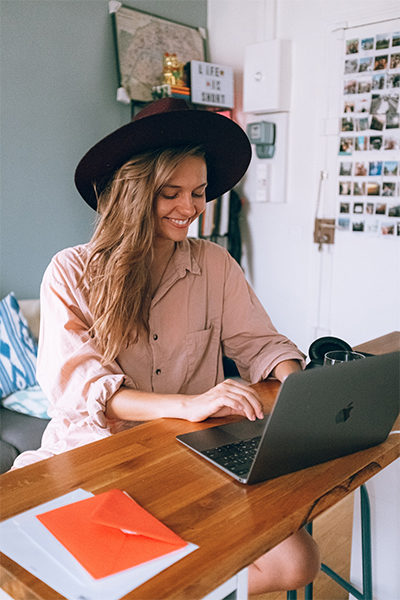 homeoffice-frau-am-laptop